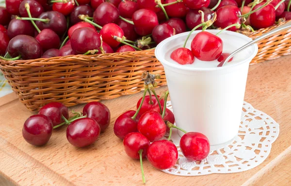 Jogurt z wiśniami — Zdjęcie stockowe