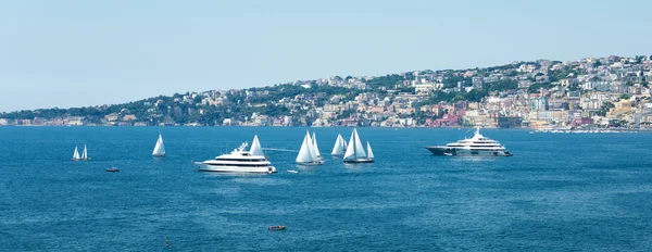 Naples, Italie, Voiliers dans la baie — Photo