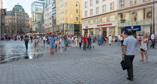 Viyana'da masalarda oturan insanlar — Stok fotoğraf