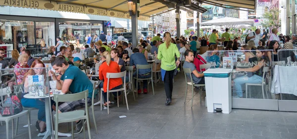 Mensen zitten aan de tafels in Wenen — Stockfoto
