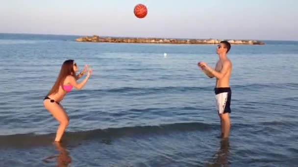 Мальчики играют в волейбол на пляже — стоковое видео