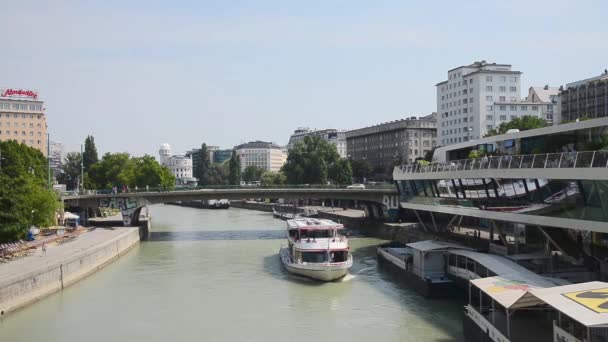 Boot op de rivier Donau - Oostenrijk — Stockvideo