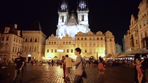 Night view of Prague's Old Town Square — Stock Video