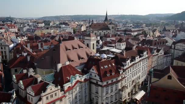 Blick von oben auf die Dächer des Prager Altstadtplatzes - Uhrenplatz — Stockvideo