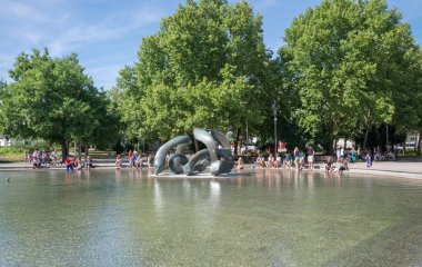 People in Karlsplatz fountain - Vienna