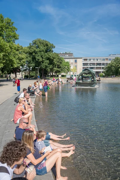 People in Karlsplatz fountain - Vienna — Zdjęcie stockowe