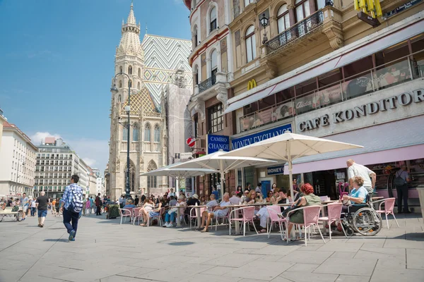 People walking  in Vienna — Stock Photo, Image