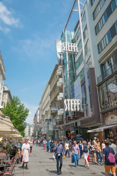 Persone che camminano a Vienna — Foto Stock