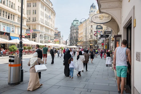 Ludzie chodzą w Wiedniu — Zdjęcie stockowe