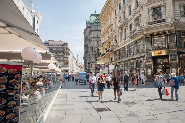 Lidí, kteří jdou ve Vídni — Stock fotografie