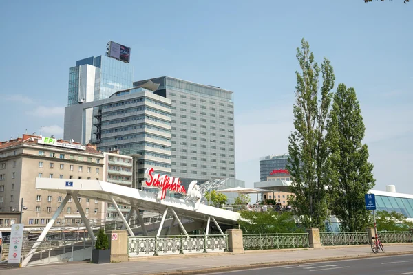 Paesaggio urbano del fiume Ponte Danubio a Schwedenplatz - Vienna — Foto Stock