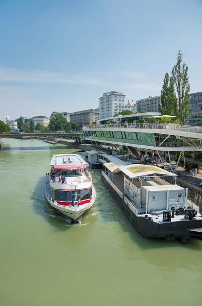 Boats on danube river - Wien — Stock Photo, Image