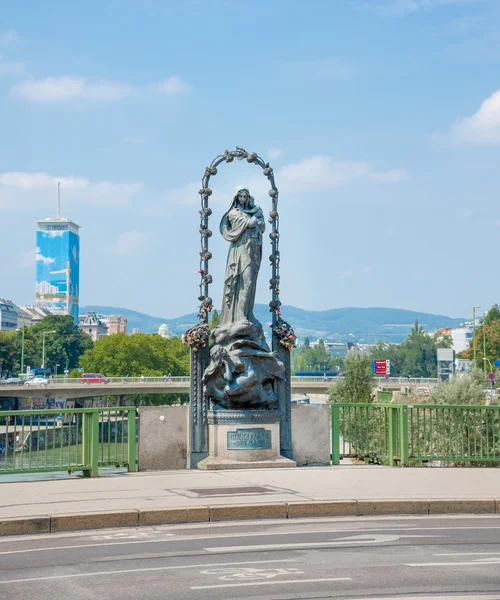 Statue on Marienbrucke Vienna — Stock Photo, Image