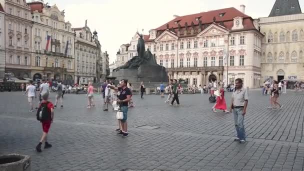 Pessoas caminhando em Praga - Checa — Vídeo de Stock