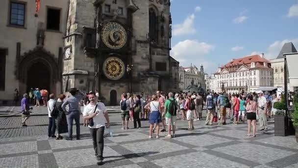 Mensen lopen in Praag - Tsjechisch — Stockvideo