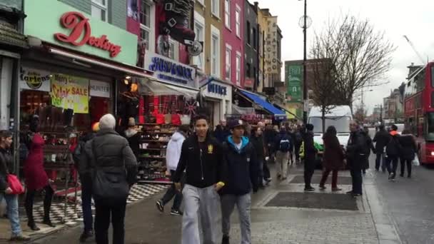 Människor som vandrar i Camden Town - London - Storbritannien — Stockvideo