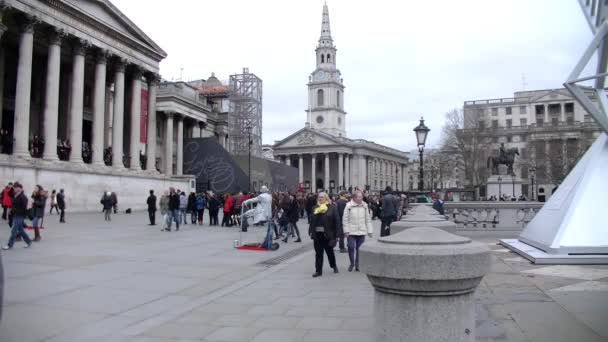 Люди, гуляющие на Трафальгарской площади - Лондон, Великобритания — стоковое видео