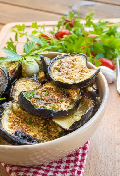 Gegrillte Auberginen auf rustikalem Tisch — Stockfoto