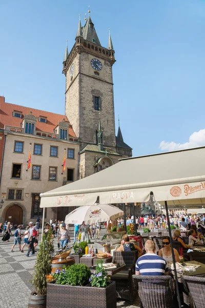 Lidé ve staré radnici - Prague - Czech — Stock fotografie