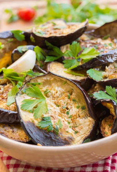 Gegrilde aubergine op rustieke tafel — Stockfoto