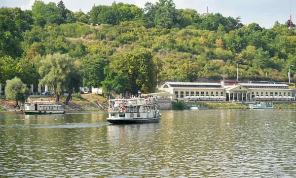 Moldava 강-프라하-체코 공화국에 페리 Boaty — 스톡 사진