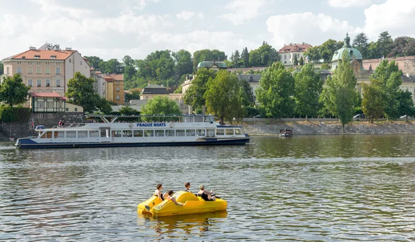 Barco de balsa no rio Moldava - Praga- República Checa — Fotografia de Stock