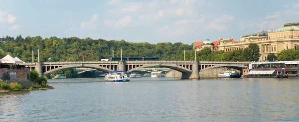 Fährschiff auf der Moldau - Prag- Tschechische Republik — Stockfoto