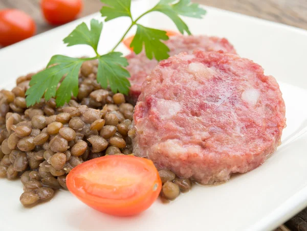 Cotechino en linzen — Stockfoto