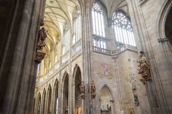 Interiör av domkyrkan av heliga Vitus - Prag — Stockfoto