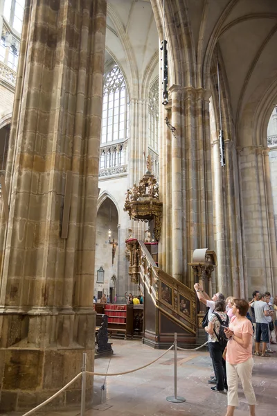Interiör av domkyrkan av heliga Vitus - Prag — Stockfoto