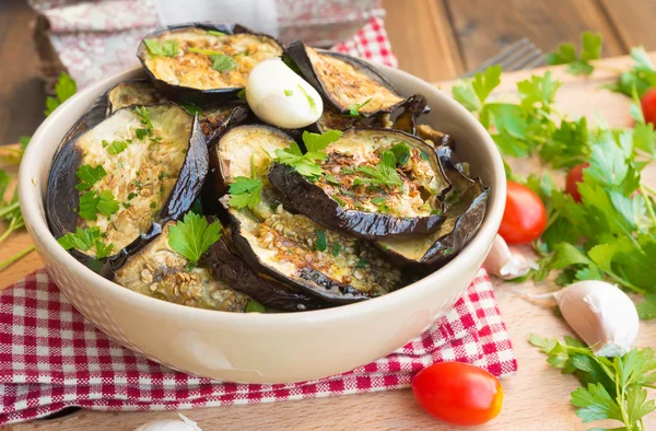 Gegrillte Auberginen auf rustikalem Tisch — Stockfoto