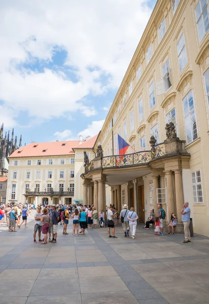 Personnes en dehors du palais royal - Prague — Photo