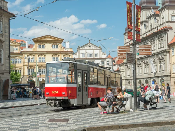 Gente caminando por el famoso Puente de Carlos - Praga —  Fotos de Stock