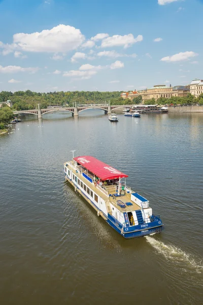 Boaty πλοίο στον ποταμό Moldava - Πράγα - Τσεχική Δημοκρατία — Φωτογραφία Αρχείου