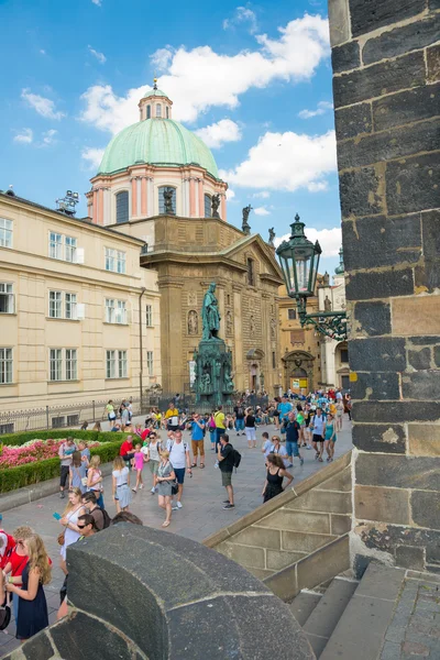 People walking on the famous Charles Bridge - Prague — Stock Photo, Image