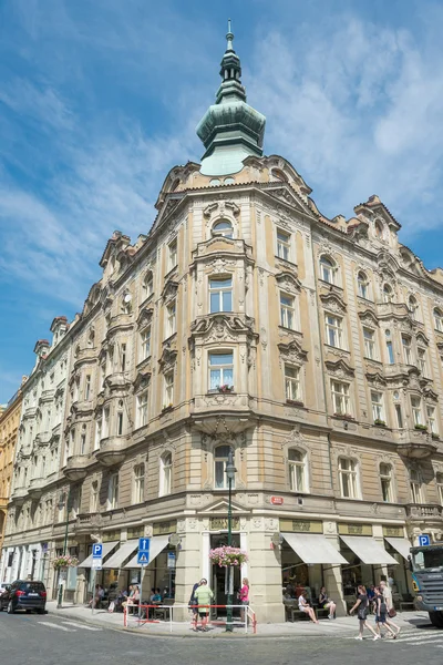 Menschen gehen in der Innenstadt spazieren — Stockfoto