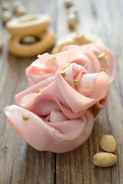 Mortadella och pistaschmandlar — Stockfoto