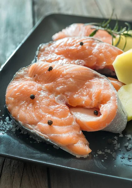 Plakjes rauwe zalm een — Stockfoto