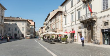 Ascoli - Arringhi'nın meydanında insanlarda bu