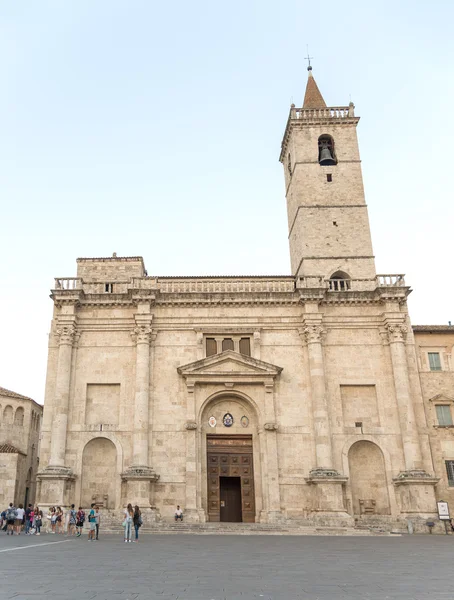 Vue de la cathédrale Saint-Emidio — Photo