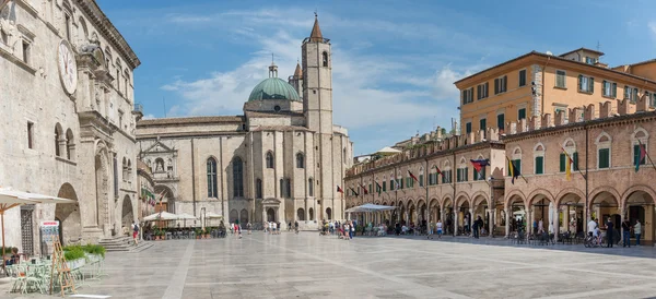 Praça das pessoas em Ascoli - TI — Fotografia de Stock