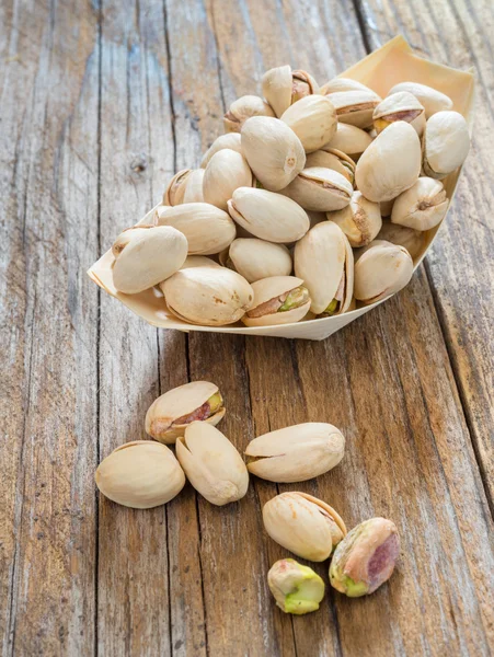 Pistachos asados sobre madera — Foto de Stock