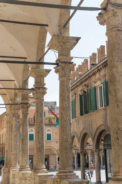 Architecturale details van de Ascoli Piuceno - het — Stockfoto