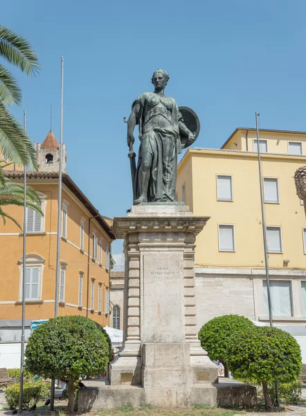 Monument över de fallna soldater - Ascoli - det — Stockfoto