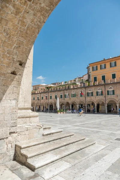 Het vierkant van mensen in Ascoli - het — Stockfoto