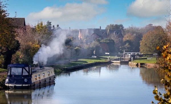Canale Chiatta Ormeggiato Sul Kennet Avon Canal Con Fumo Proveniente — Foto Stock