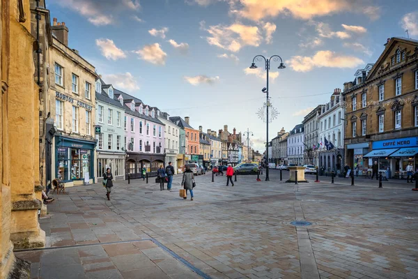 4 Kasım 2020 'de Cirencester, Gloucestershire, İngiltere' deki Market Place 'deki mağazalar ve restoranlar
