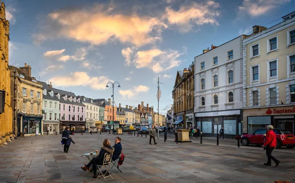 4 Kasım 2020 'de Cirencester, Gloucestershire, İngiltere' deki Market Place 'deki mağazalar ve restoranlar