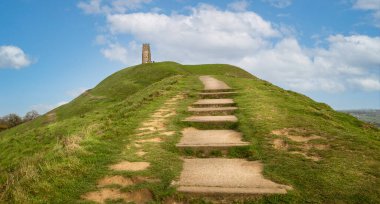 1 Kasım 2017 'de Glastonbury Tor, Glastonbury, Somerset, İngiltere' deki St Michaels Kulesi 'ne bakın.