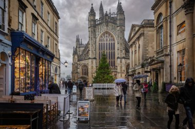 30 Aralık 2015 'te Bath, Somerset, İngiltere' deki Bath Abbey 'de yağmur altında Noel Ağacı